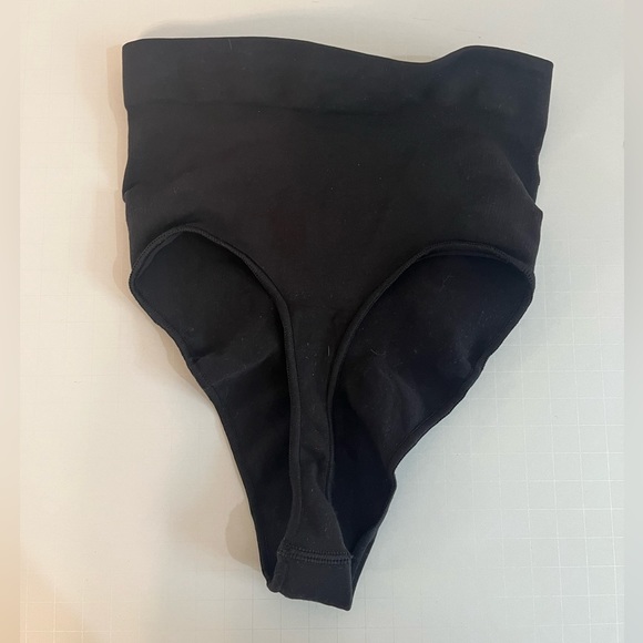 SKIMS NWOT Seamless Shape Thong in Onyx - Picture 6 of 6